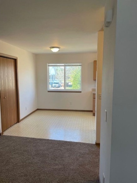 Photo - 4915 Universal Dr