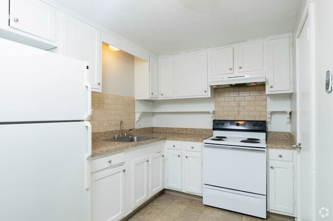 1BR, 1BA - 660 SF - Kitchen - Pinney Brook