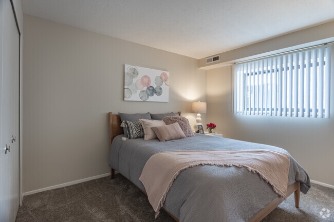 1BD, 1BA - Southgate Towers