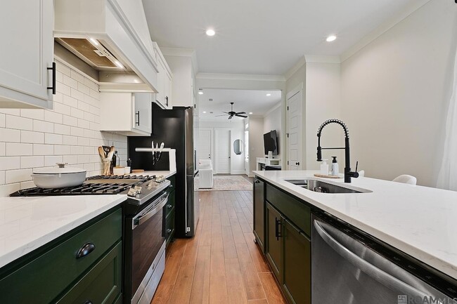 Photo - 422 St Thomas Ln