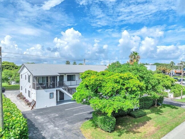 Building Photo - 559 NE 44th St