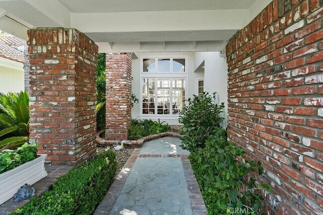 Photo - 1 White Sail