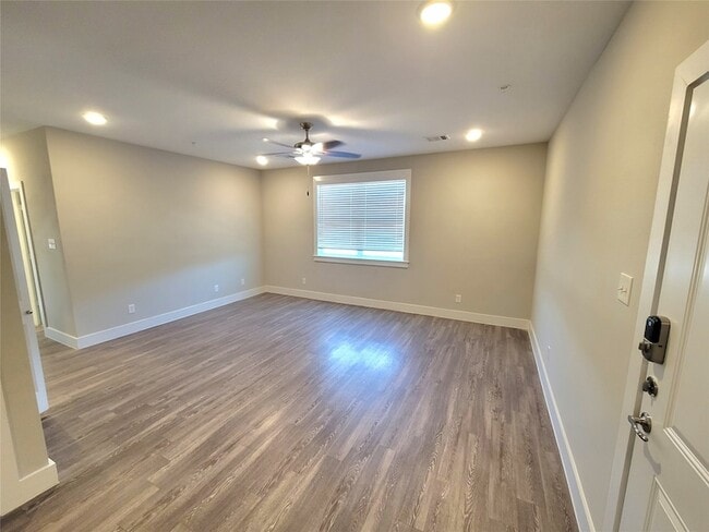 Building Photo - 1620 Oak Tree Dr Unit 1105