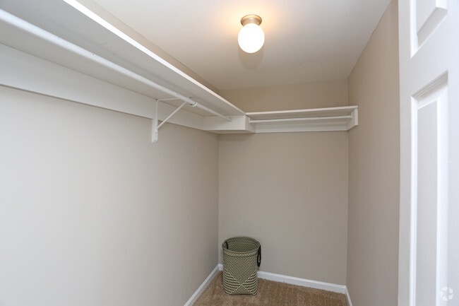 Spacious Walk-in Closet | Louisville Apartments | Crescent Centre Apartments - Crescent Centre Apartments & Townhomes