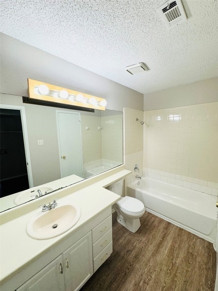 Photo - 821 Colchester Dr