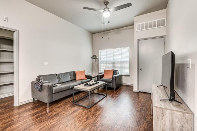 Building Photo - 136 W Elm Ave Unit ID1295599P