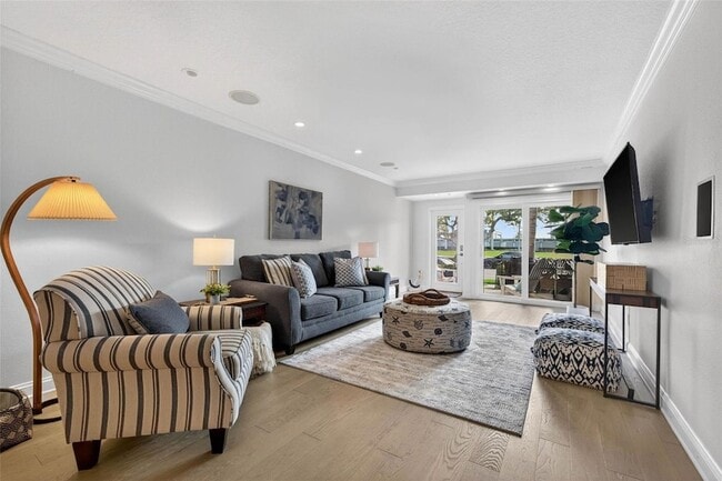 Photo - 922 N Shore Dr NE