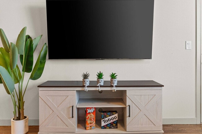 Building Photo - 711 W Broadway Rd Unit ID1366983P