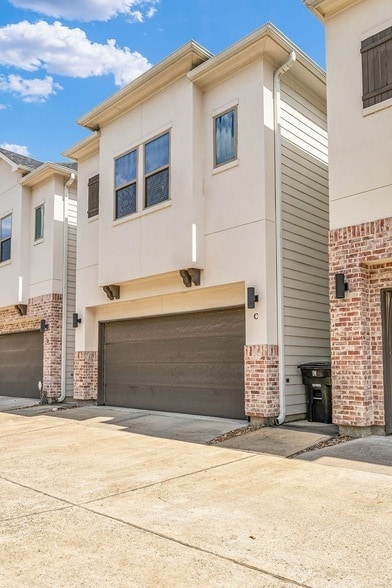 Building Photo - 806 Thornton Rd