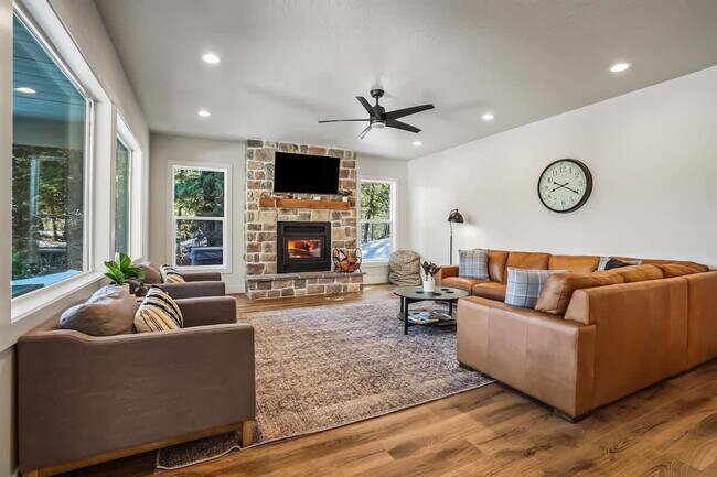 Building Photo - 1013 Yew Wood St Unit ID1250612P