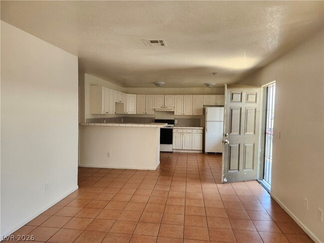 Building Photo - 3437 E Cheyenne Ave Unit D