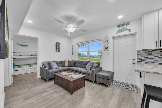 Building Photo - 2362 Pineapple Ave Unit SI ID1520582P