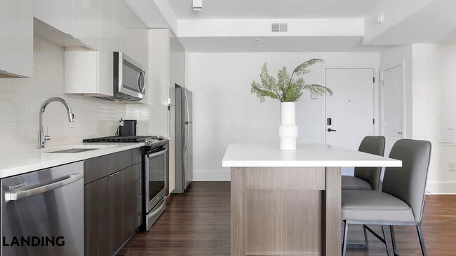 Building Photo - 3005 Peachtree Rd NW Unit 406