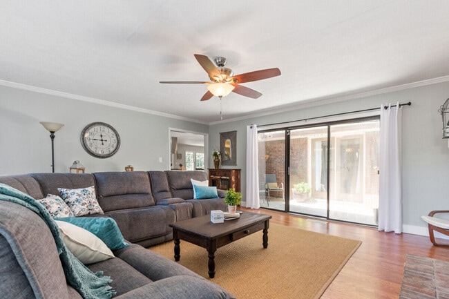 Building Photo - 3926 Pineview Dr SE Unit SI ID1234817P