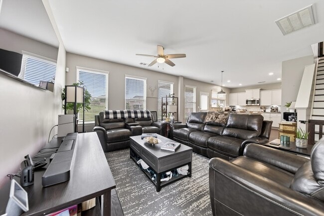 Photo - 404 Black Thorn Ln