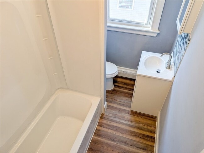 Photo - 1375 Broad St