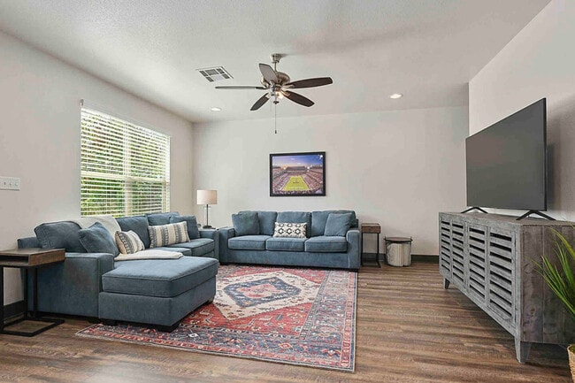 Building Photo - 4304 Oaklawn St Unit ID1071612P