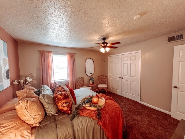Photo - Town & Country Apartments