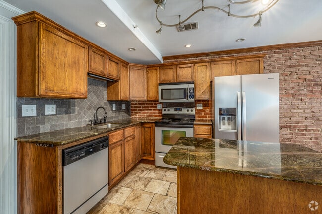 1BR, 1BA - 700SF - Kitchen - Baltimore Arms Apartments