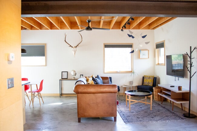 Building Photo - 602 N Willson Ave Unit ID1292378P