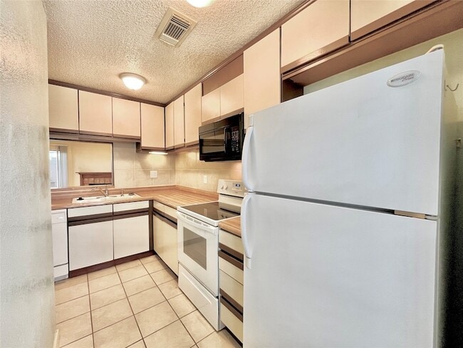 Photo - 800 W Collins St