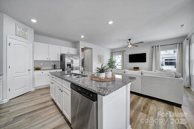 Photo - 517 Stephen Foster Wy