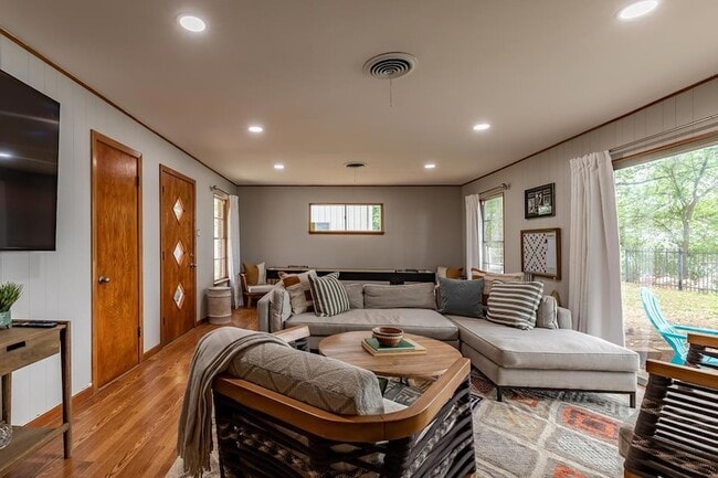 Photo - 2865 Bandera Hwy