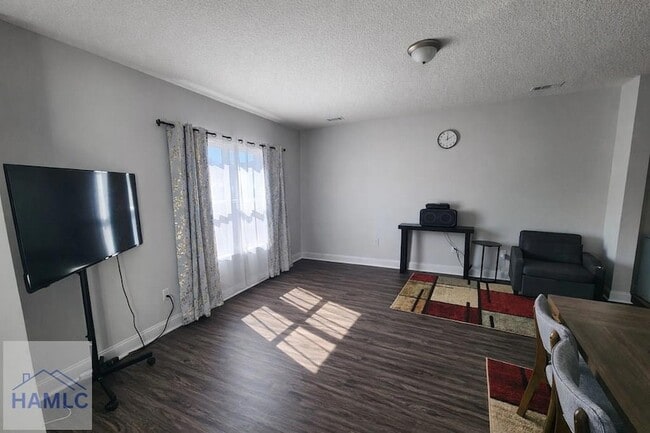 Photo - 950 Meloney Dr