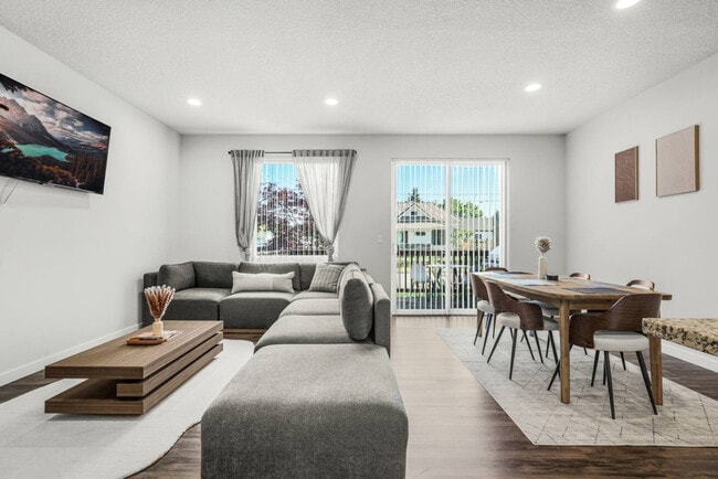 Building Photo - 2702 E 33rd St Unit ID1334336P