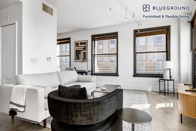 Building Photo - 810 S Spring St Unit FL11-ID1359