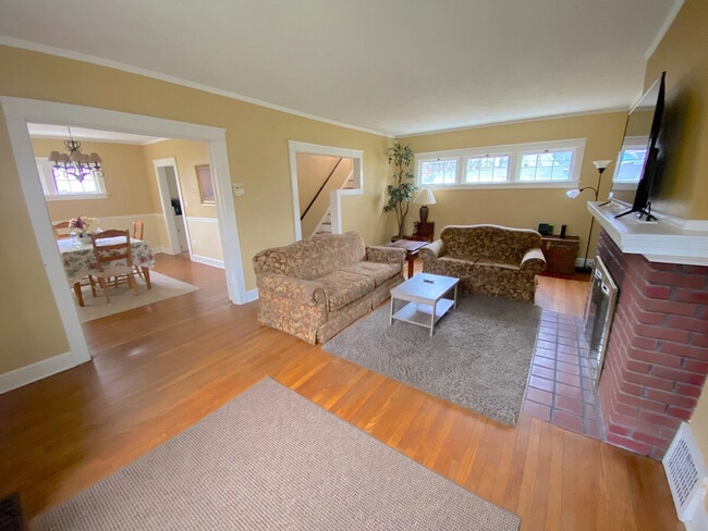 Building Photo - 1611 Maple Rd Unit ID1057692P