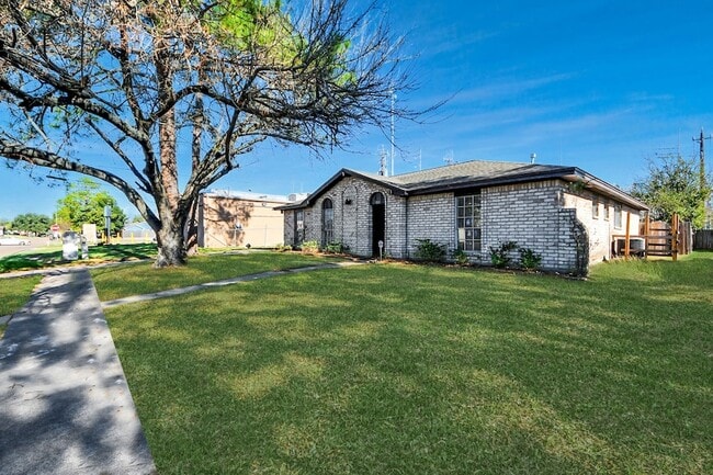 Photo - 8011 La Roche Ln