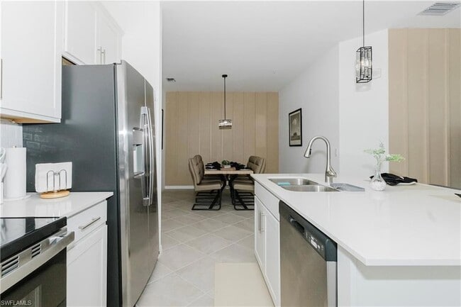 Building Photo - 15275 Grn Acrs Ave