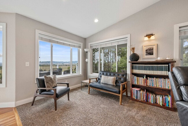 Building Photo - 3213 Hemlock Ct Unit ID1296500P