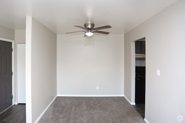 1BR, 1BA - 626 SF - Golfview Apartments