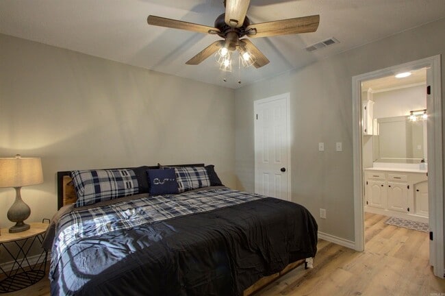 Photo - 5805 Sidney Dr