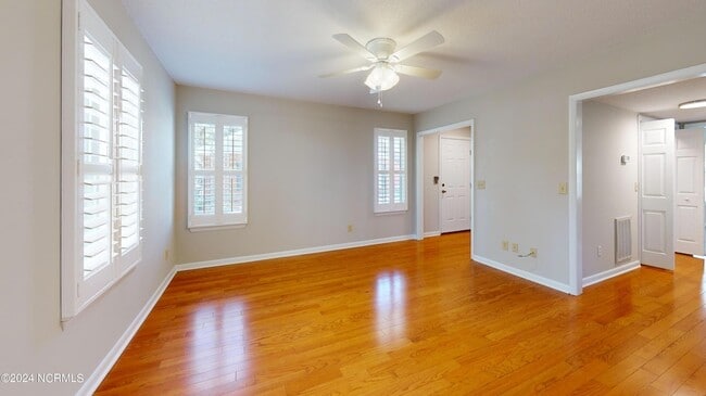 Photo - 727 Chancery Ln
