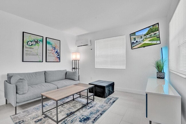 Building Photo - 208 SE 4th St Unit ID1239427P