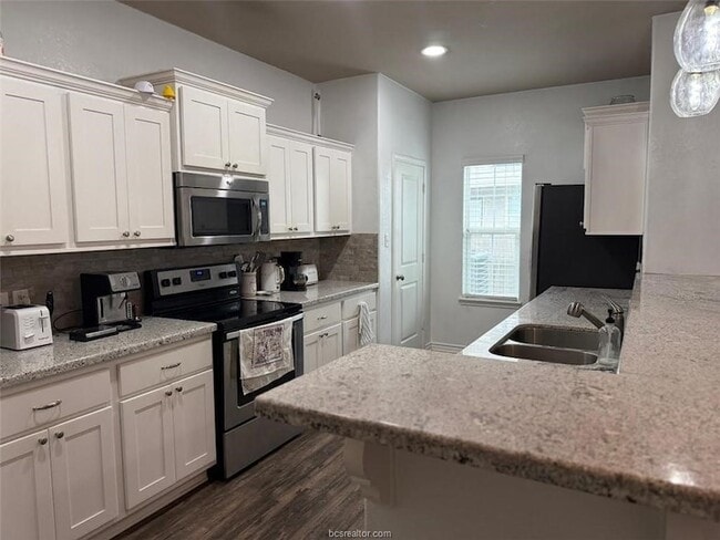 Building Photo - 3420 Summerway Dr