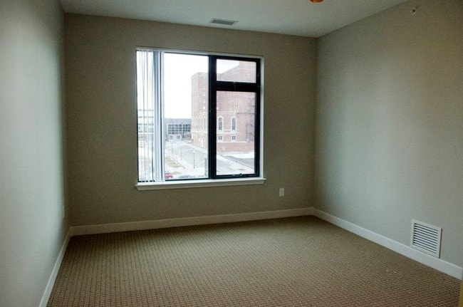 Spacious Bedroom w/Natural Light - Lofts on Louis