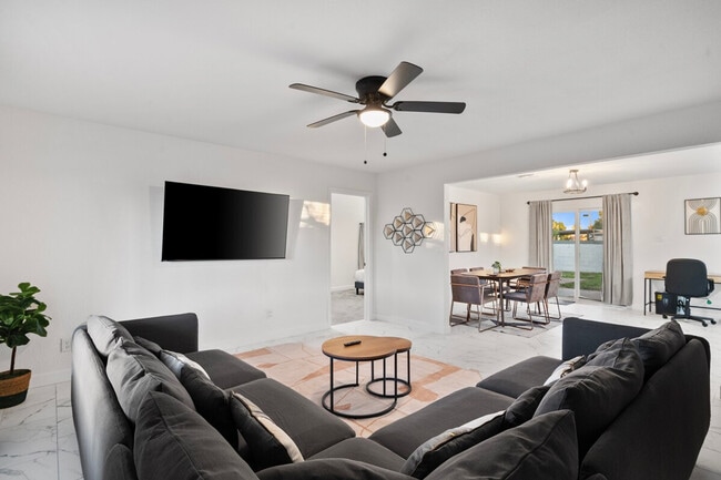 Building Photo - 3101 N 40th Dr Unit ID1244322P