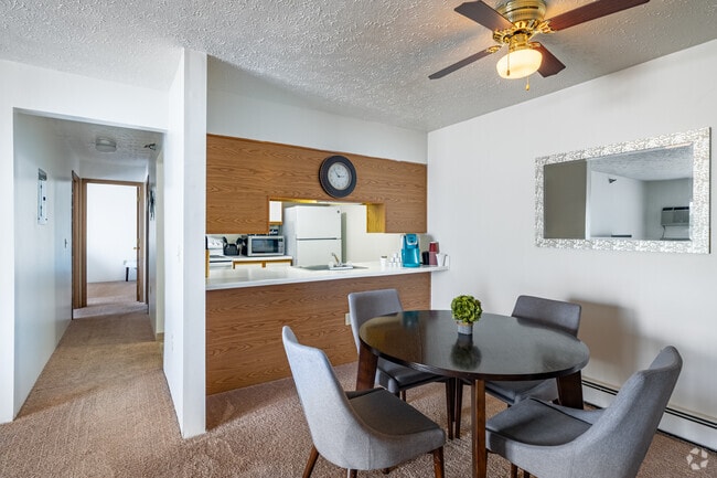 2BR, 1BA - 940SF - Dining Room - Woodbury Estates Apartments