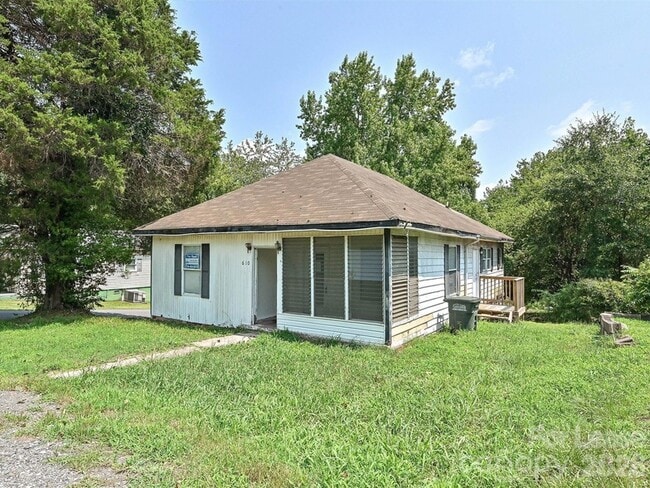 Building Photo - 610 N Pear St