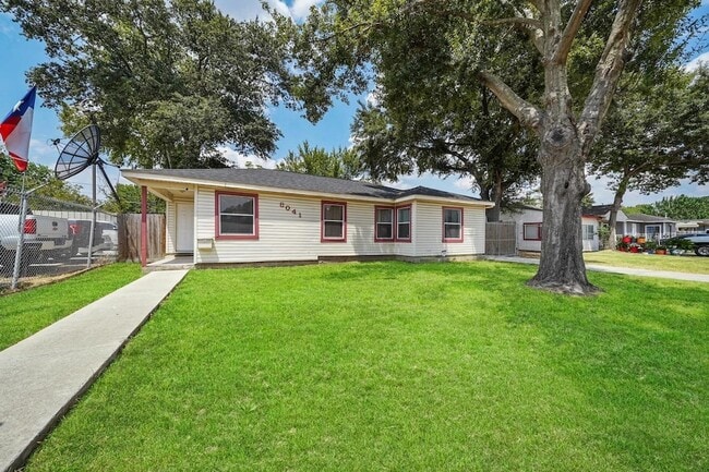 Building Photo - 8041 Howard Dr Unit 1