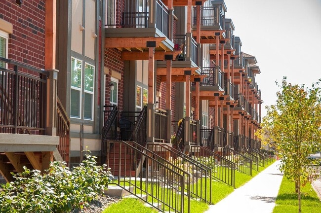 Building Photo - 5 Central