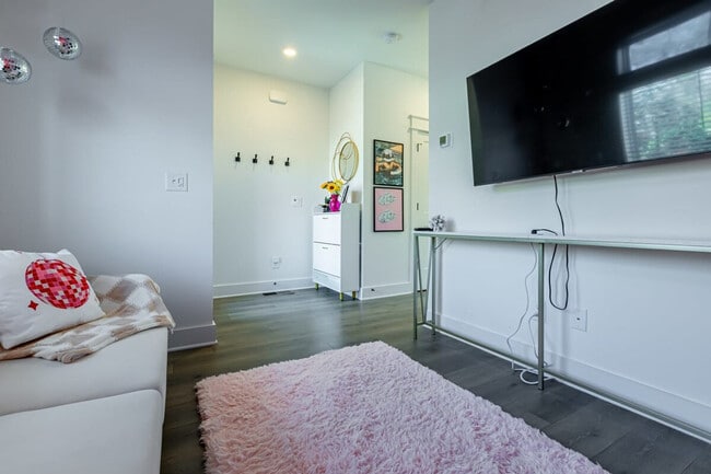 Building Photo - 336B Douglas Ave Unit ID1261670P