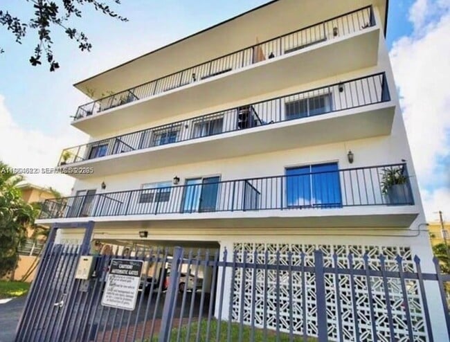 Building Photo - 1960 Marseille Dr Unit 204