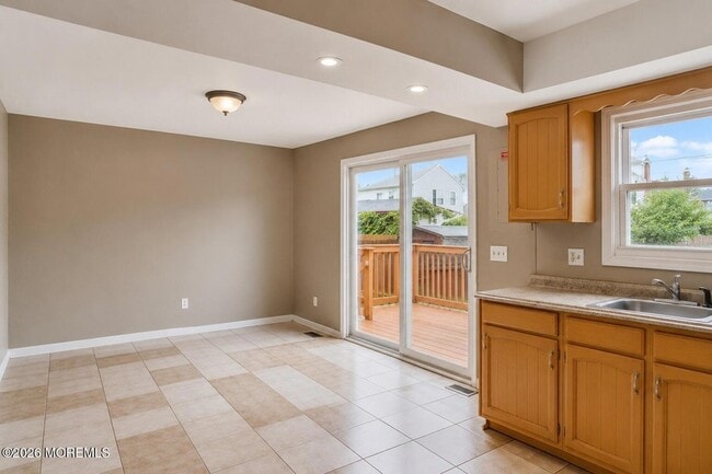 Photo - 610A N Victoria Ave