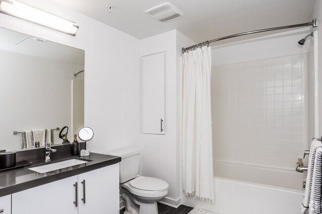 2BR, 2BA - 1070 SF - Be DTLA