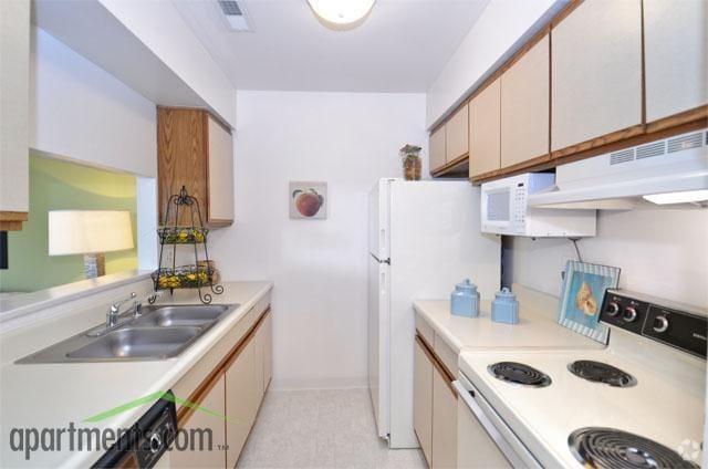 Kitchen - Valley Stream Village Apartments